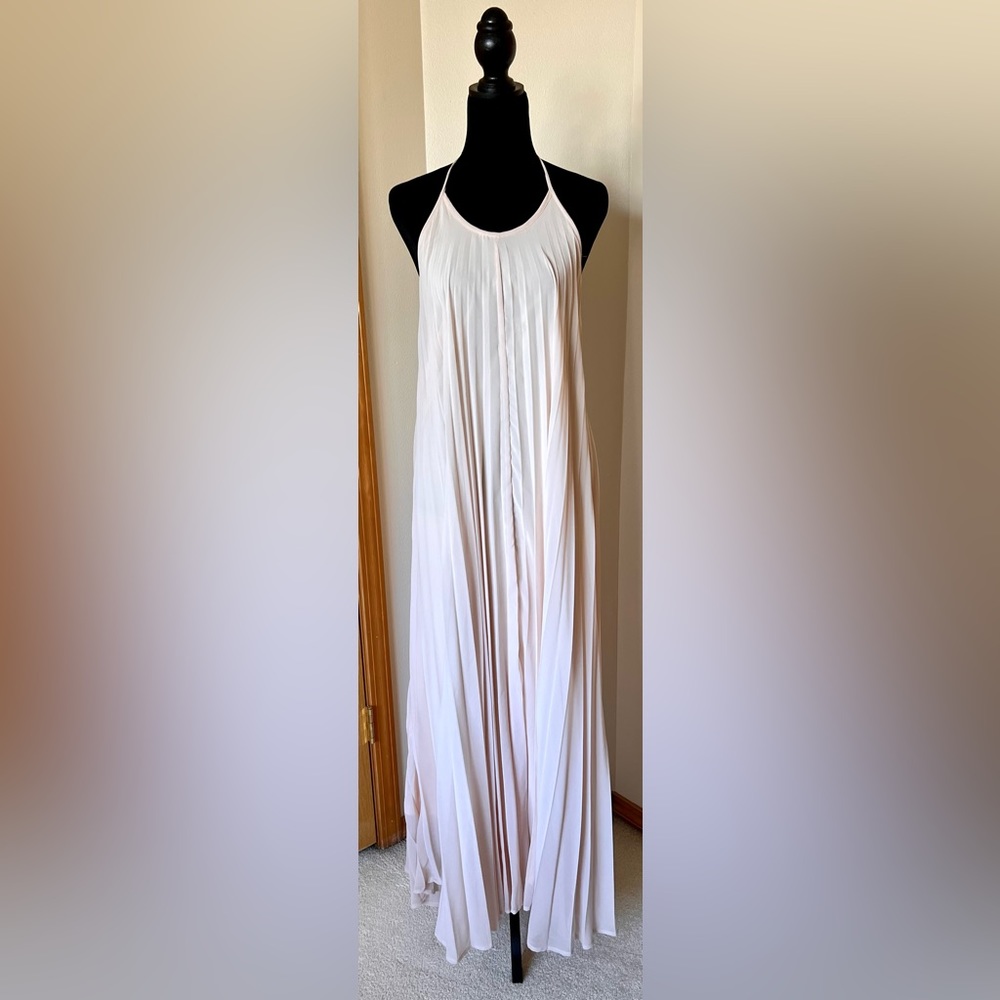 Missguided long flowy dress in peach - Picture 2 of 5